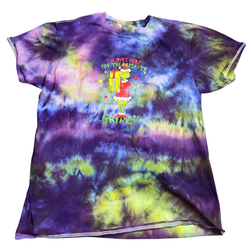 Gildan Ice Dyed Holiday Grinch I’m Only Here For The Presents Tshirt XL